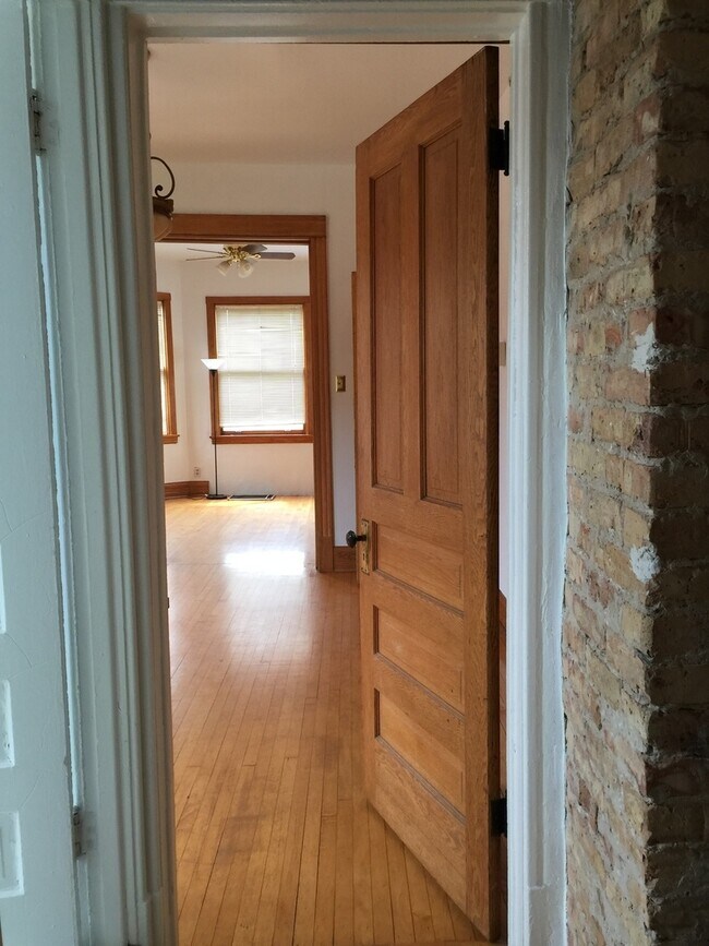 Building Photo - 3448 W Drummond Pl