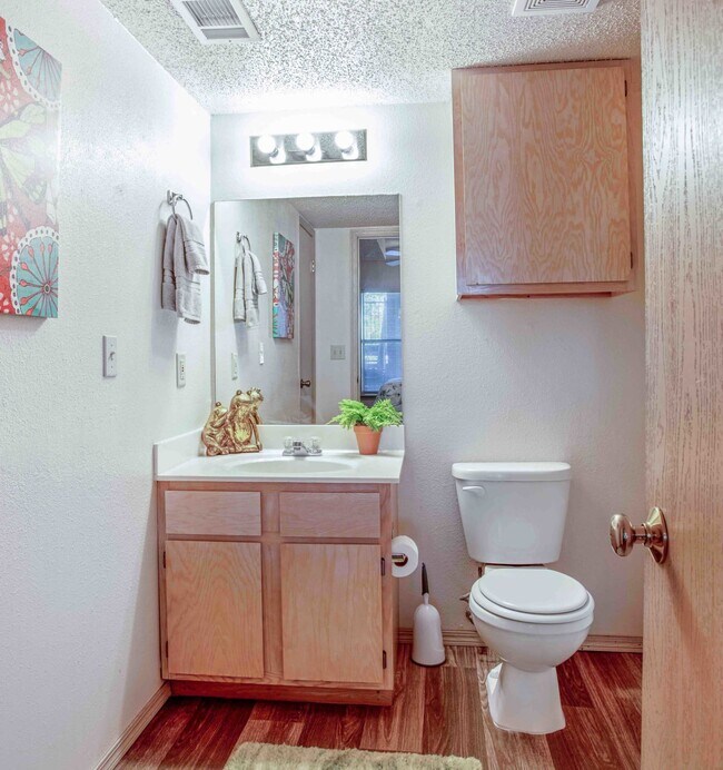 Building Photo - 501 Par Dr