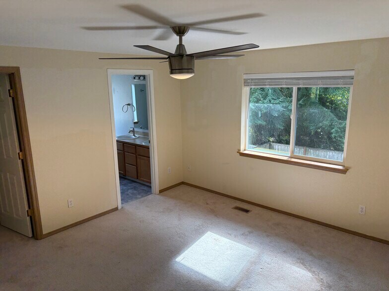 Building Photo - 8402 49th Loop SE