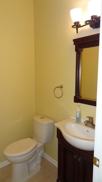 Hall Bath - 2427 Clover Field Cir