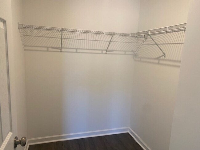 Building Photo - Lincoln Townhome - Coming Soon!
