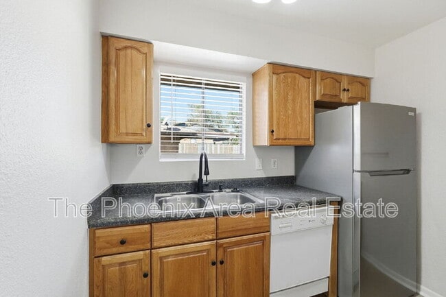 Building Photo - 286 W Palomino Dr