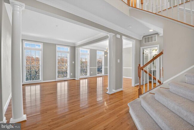 Building Photo - 6 Sharpstead Ln