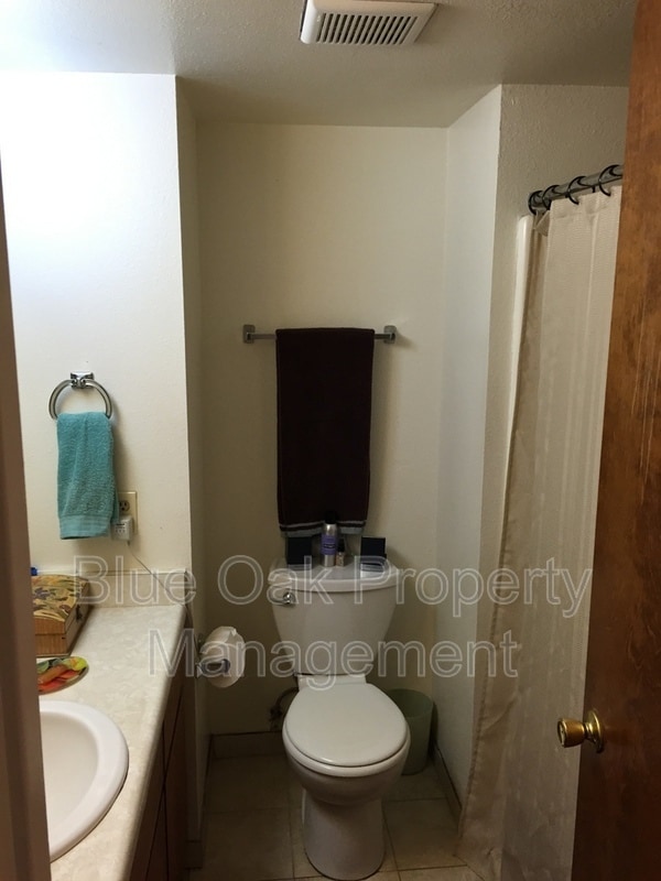 Building Photo - 1412 N Cherry St