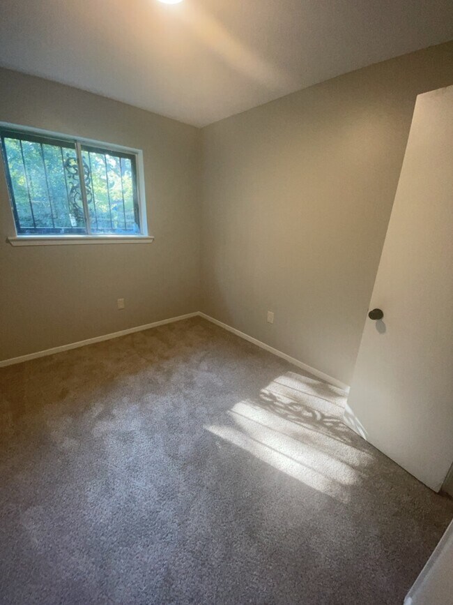 Building Photo - 327 Grover Cleveland Cir