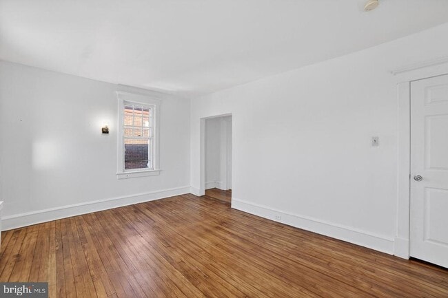 Building Photo - 713 Monmouth St