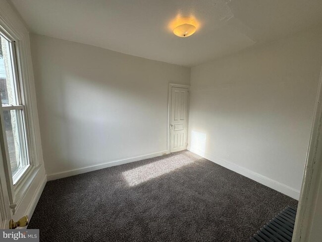 Building Photo - 261 N York St