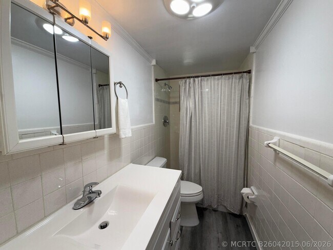 Building Photo - 2121 NE 42nd Ct