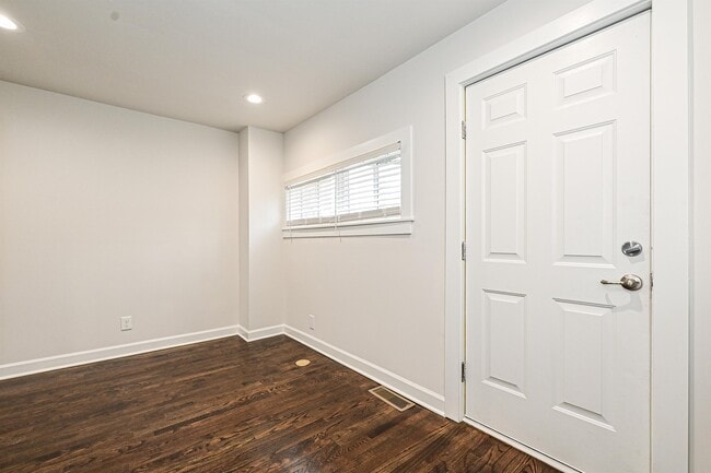 Building Photo - 215 S Gardner Ave