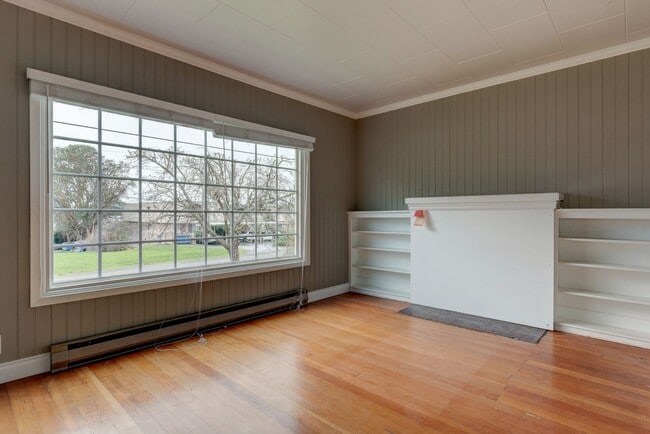 Building Photo - Pet Friendly 2 Bed, 1 Bath Home