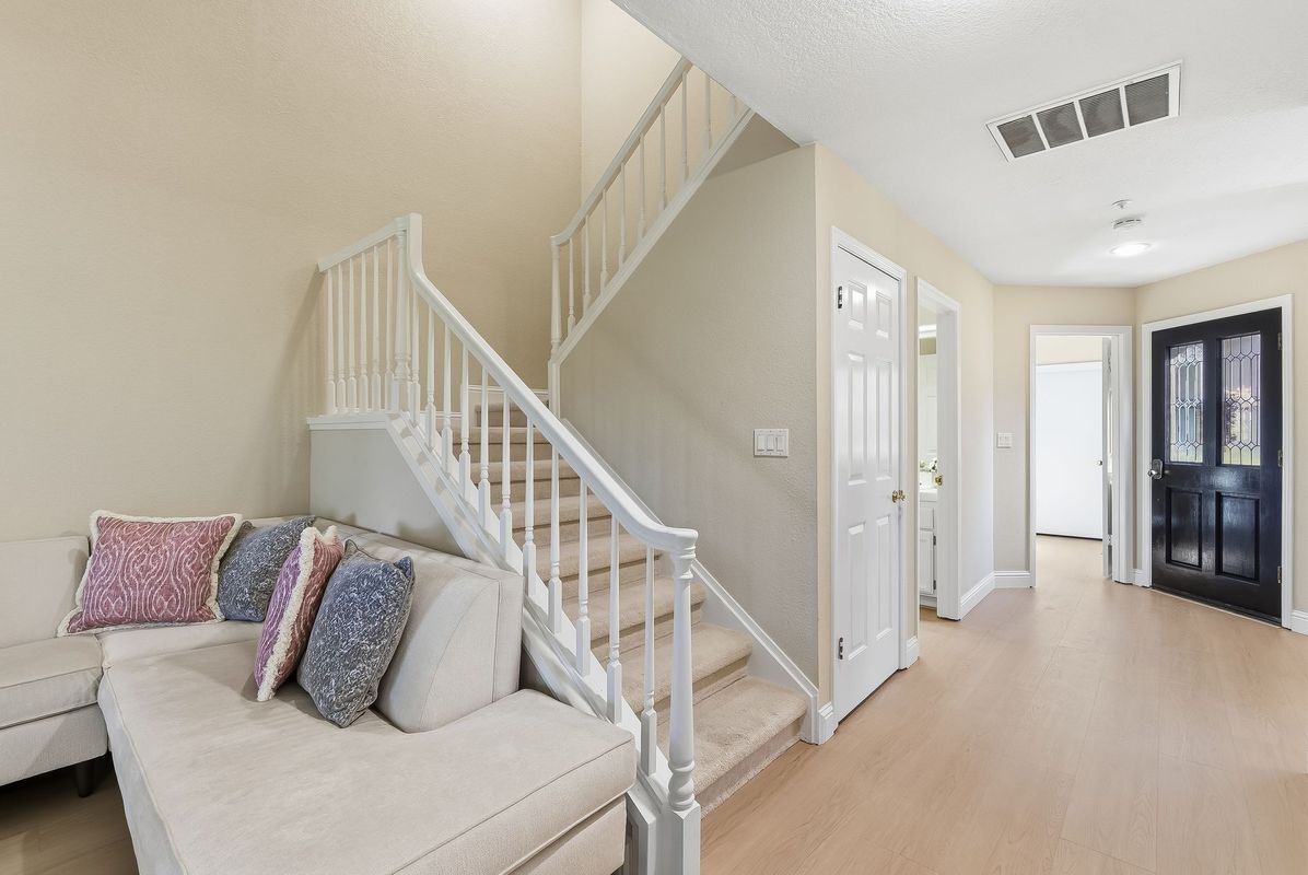 Building Photo - 121 Haslemere Ct