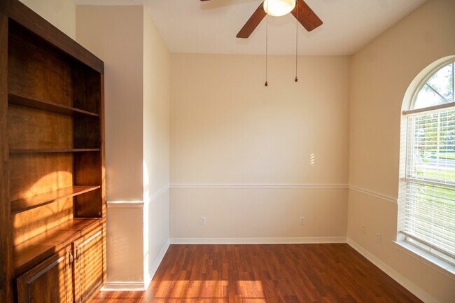 Building Photo - Spacious Northeast Pensacola Home Near UWF with 3 Bedrooms, 2 Baths, Office, 2-Car Garage & Priva...