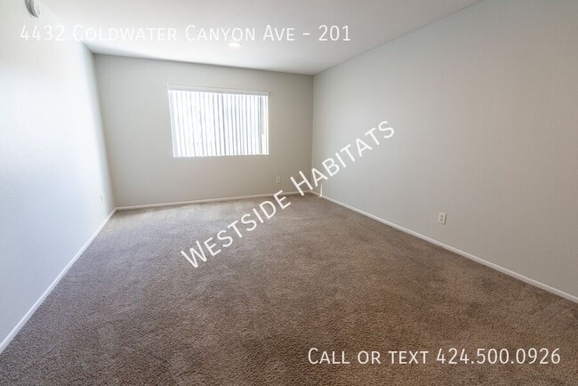 Building Photo - Gorgeous NEWLY RENOVATED apartment with a ...