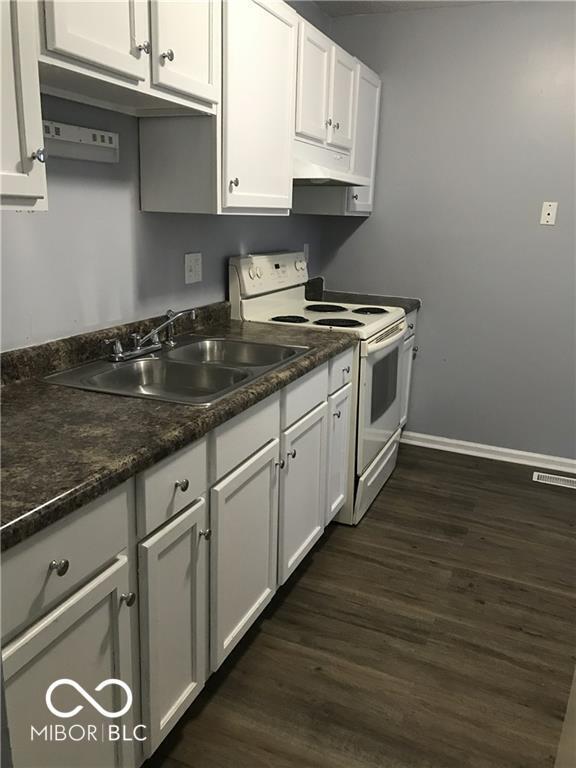 Building Photo - 9444 English Oak Dr