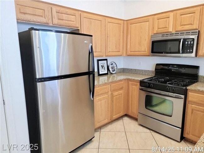 Building Photo - GORGEOUS SW 2nd FLOOR UNIT IN GATED COMMUN...