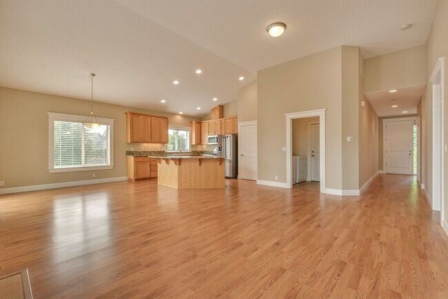 Building Photo - Move In Ready One Level Vaulted Ceiling Home Close to Pacific University!