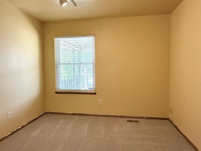 Building Photo - Spacious Home in the Heart of Aurora with ...