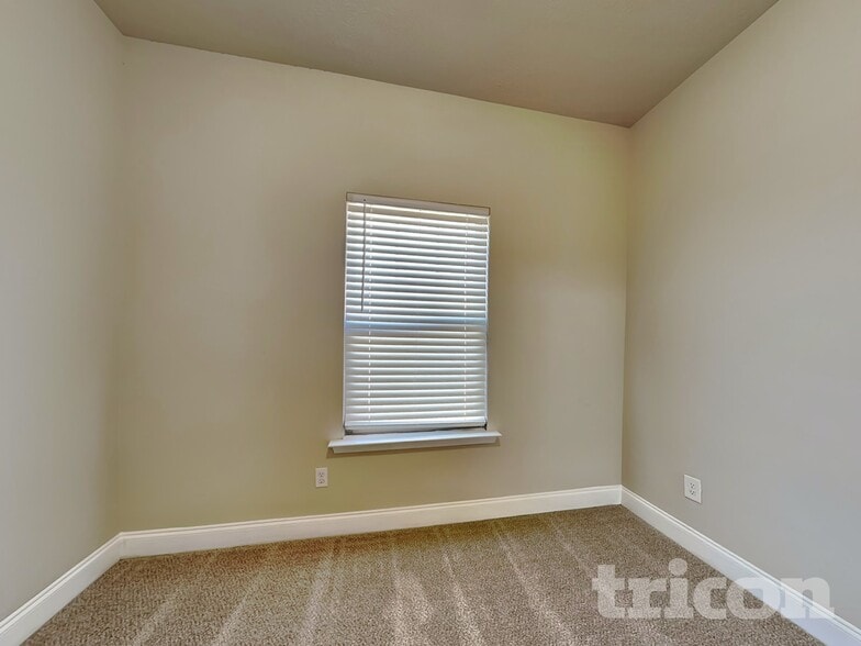 Building Photo - 667 Dandelion Row