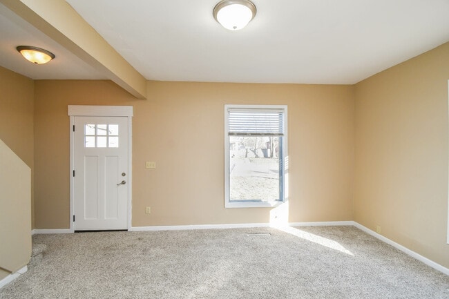 Building Photo - 817 W 12th St