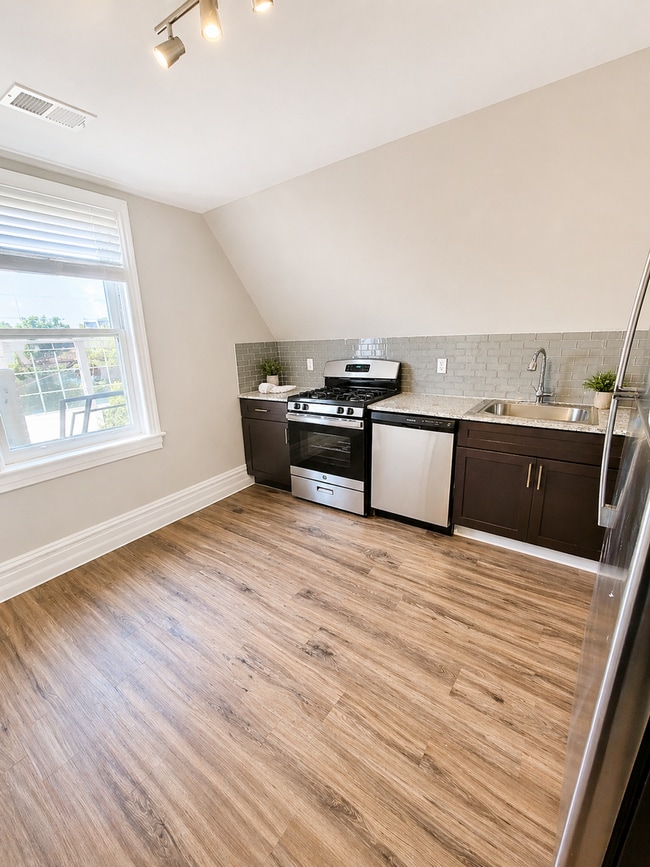 Building Photo - *** Amazing Shadyside Location * Renovated Apartment * Walk to Ellsworth and Walnut * Pet Friendl...