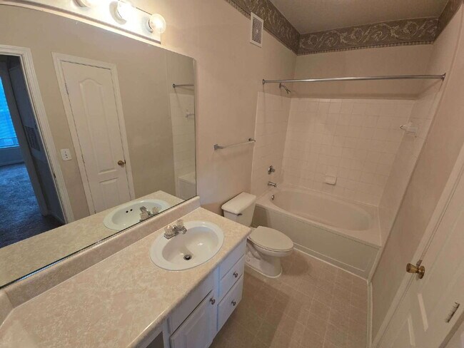 Building Photo - "Charming 1-Bedroom Condo Retreat in Tampa's Serene Villa View Circle"