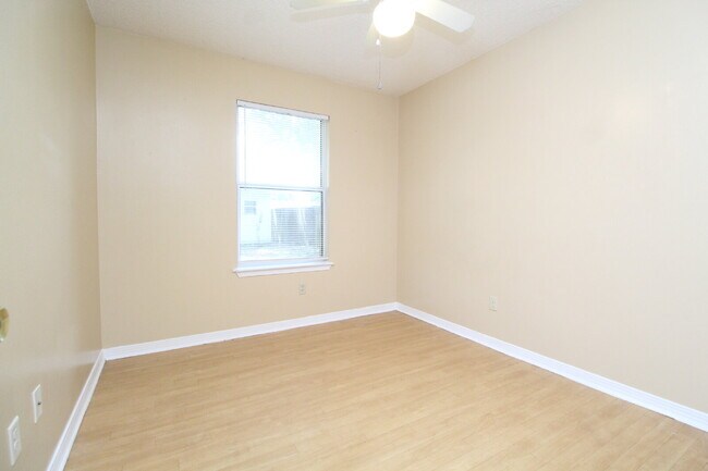 Building Photo - 2BR Home with Fireplace, Fenced Yard, and ...