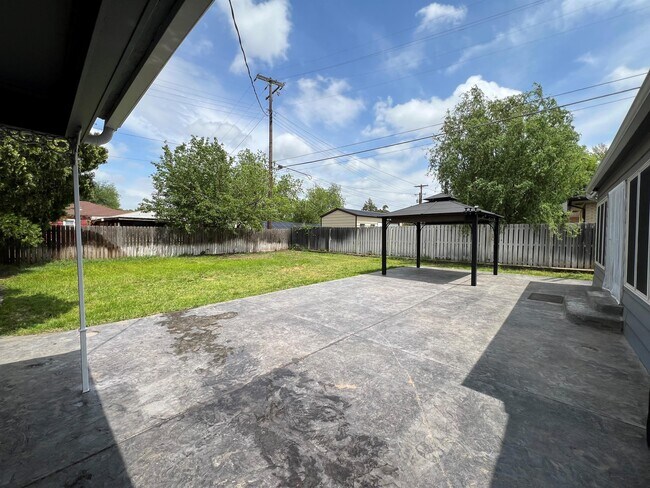 Building Photo - 1402 W Wynona Ave