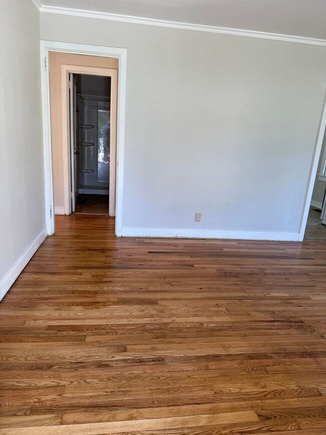 Building Photo - Charming 2 Bedroom Rental with Fresh Updates