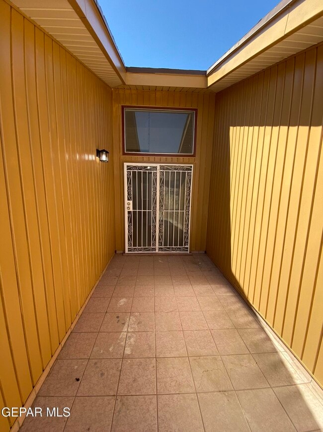 Building Photo - 11369 Lake Loy Dr