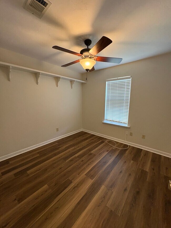 Building Photo - Family Friendly 2 Bedroom Duplex Available In Tallahassee NOW