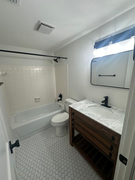 Second bath - 508 Hillpine Way