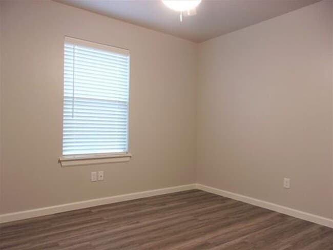 Building Photo - 3 Bed 2 Bath 2 Car Duplex in Chisholm Cree...