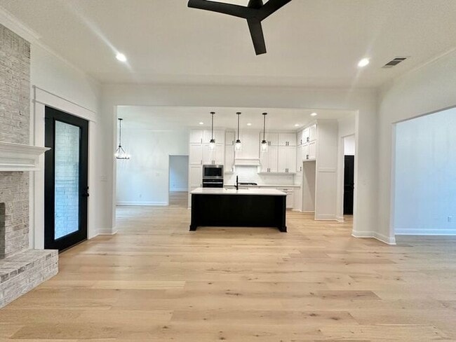 Building Photo - Available Now! Luxurious 3 Bedroom 2 Bath ...