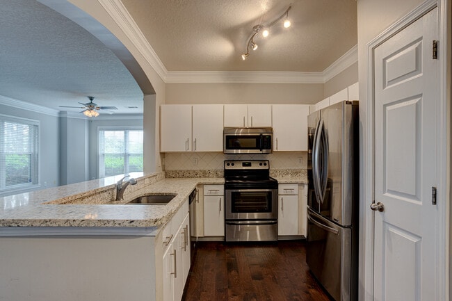 Beautiful kitchen with stainless steel appliances - 1850 Cotillion Dr