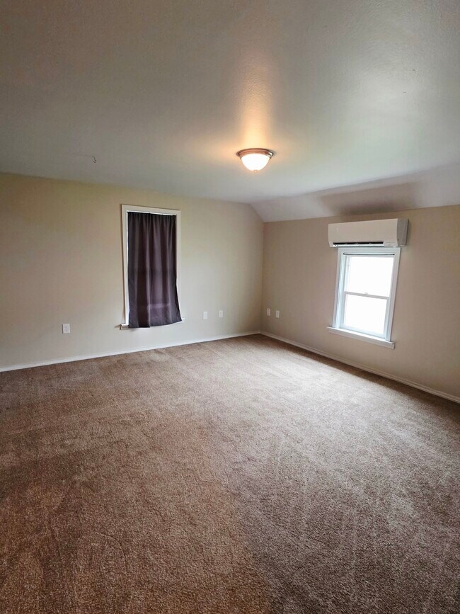 Building Photo - 208 W Main Ave