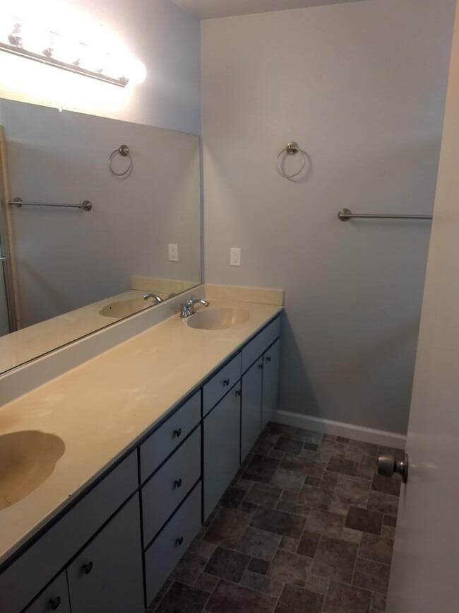 Building Photo - Updated 3 Bedroom Home