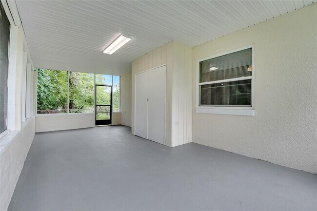 Building Photo - 1040 San Luis Dr