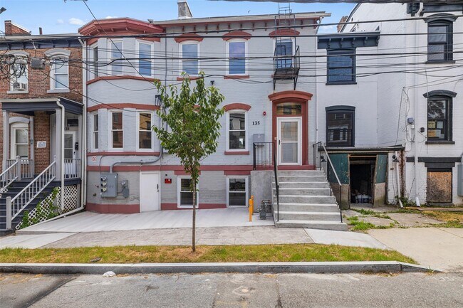 Building Photo - 135 3rd St