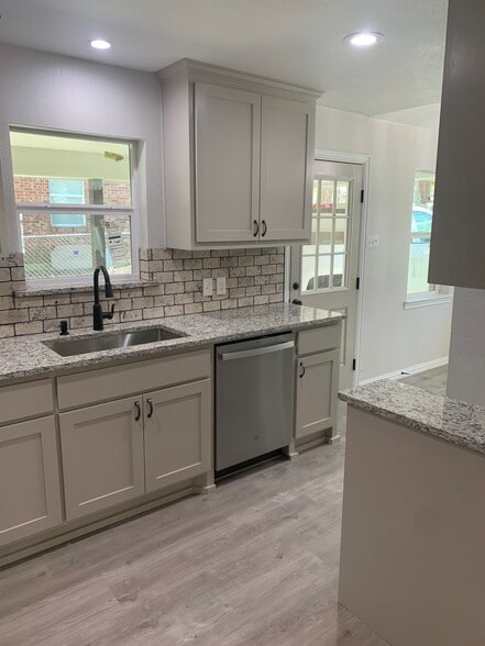 Building Photo - 402 N Monroe St