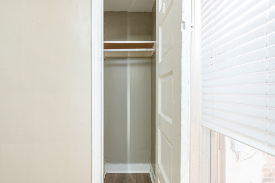 Building Photo - 3864 W Girard Ave