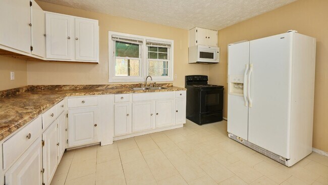 Building Photo - Coming Soon: 2BR house in country setting....
