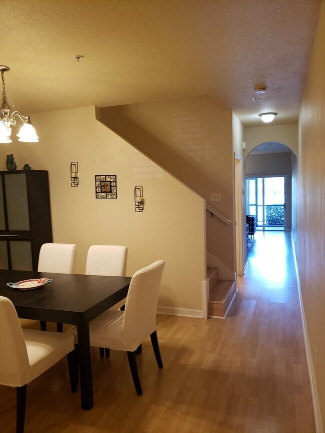 Building Photo - Lakeside Village Townhouse 2 Bedroom  2.5 Bath Available for Short-Term Rental