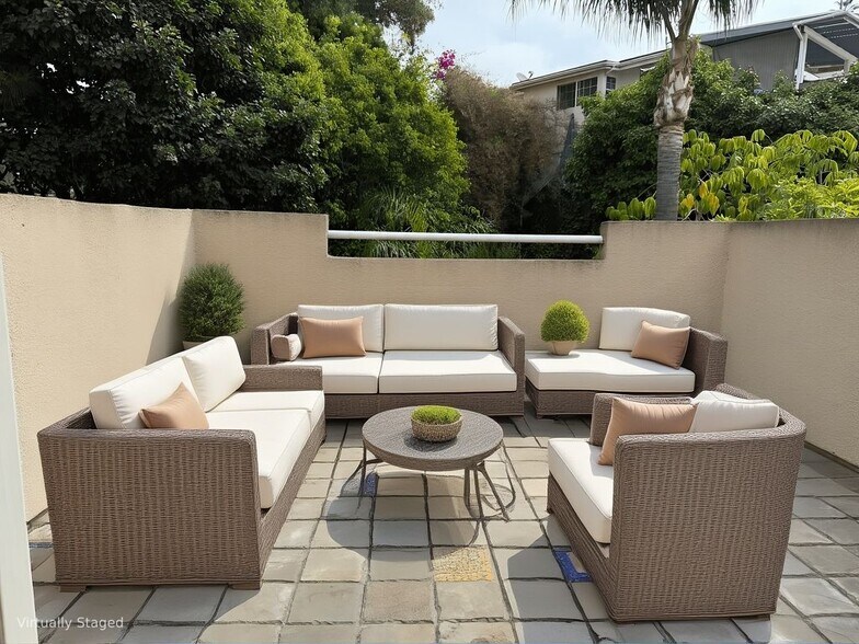 Building Photo - 2222 N Beachwood Dr