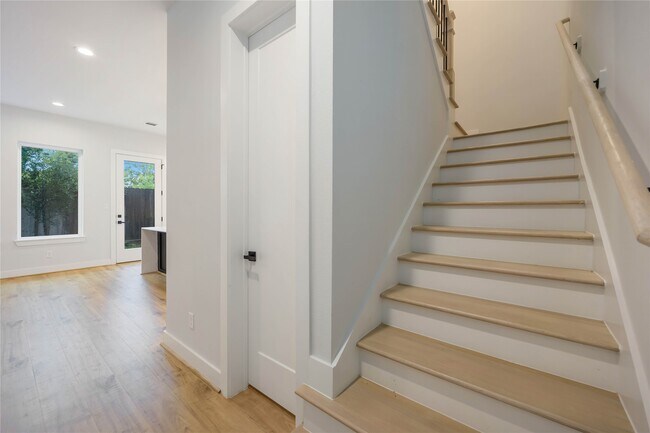 Building Photo - 6116 De Campo St