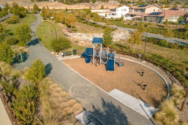 Building Photo - 5 BEDROOMS SOLAR AUDIE MURPHY RANCH