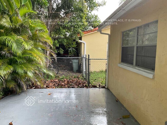 Building Photo - 9019 SW 9th St