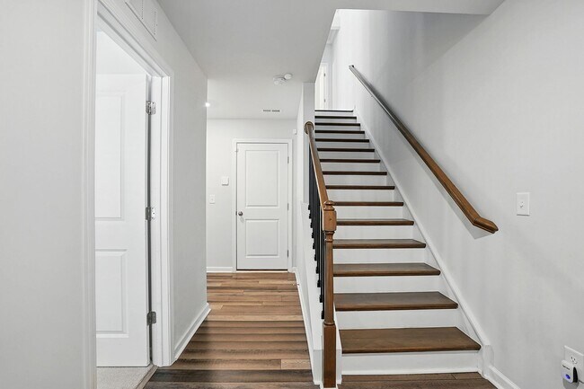 Building Photo - GREAT END UNIT IN CARY! Come see it today!