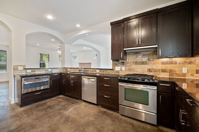 Building Photo - Beloved 3 Bedroom, 2.5 Bath Home in Brentwood