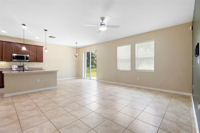 Building Photo - 215 Lakeshore Dr