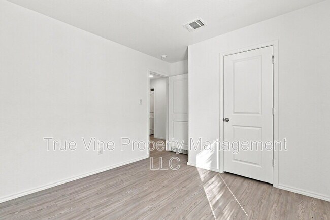 Building Photo - 2906 Millikan Dr
